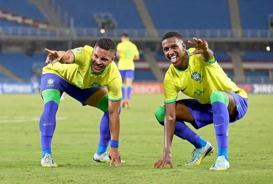 Vitor Roque e Robert Renan comemoram o terceiro gol do Brasil contra a Argentina