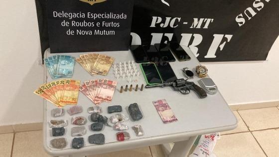 Com eles, foram apreendidas porções de maconha e cocaína, além de uma arma de fogo e dinheiro