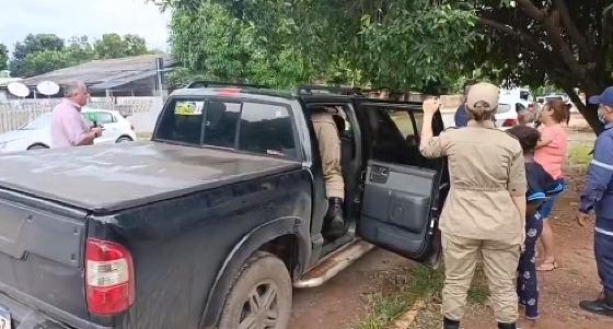 Caminhonete trava com criança dentro e avó passa 10 minutos de desespero.