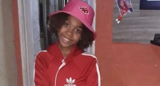 Uma menina de dez anos morreu após ser atingida por uma bala perdida enquanto brincava na rua, em São João de Meriti.