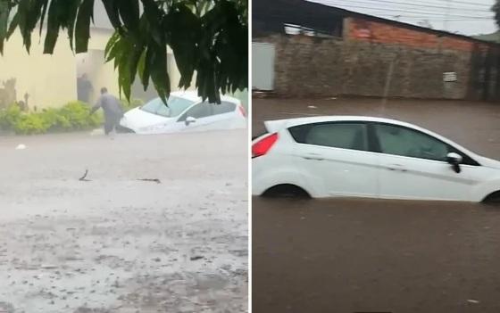Carro quase submerso em temporal de Goiânia, Goiás.