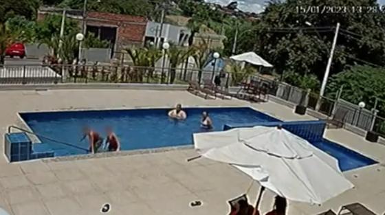 mulher tenta afogar menino em piscina de condomínio