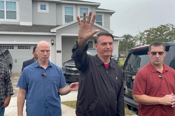 Bolsonaro pede para ficar mais tempo em casa de lutador nos EUA