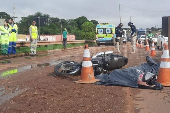 Motociclista morre atropelado por carreta na BR-364.