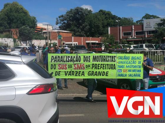 Os motoristas fizeram uma manifestação em frente à Secretaria de Saúde de Várzea Grande.