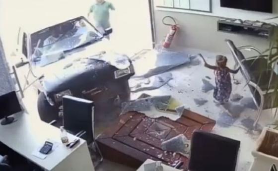 Menina de 5 anos sai ilesa ao ser atingida por carro conduzido por motorista bêbado