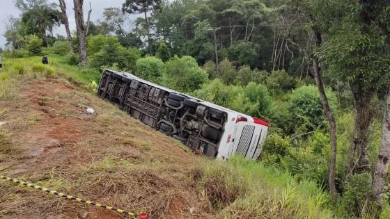 Seis pessoas morrem e 22 ficam feridas após ônibus de viagem tombar na BR-277, em Fernandes Pinheiro.