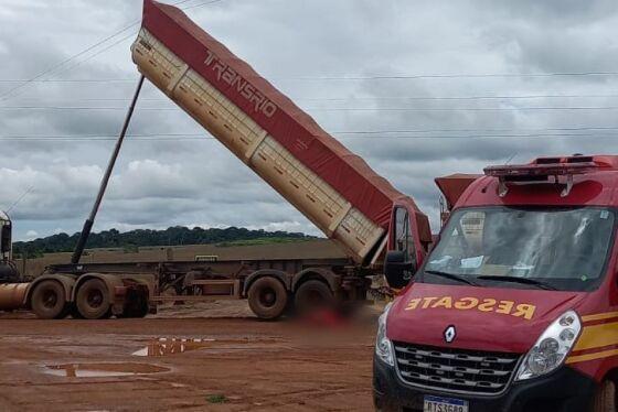 Caçamba de carreta esbarra em fio de alta tensão e jovem morre eletrocutado