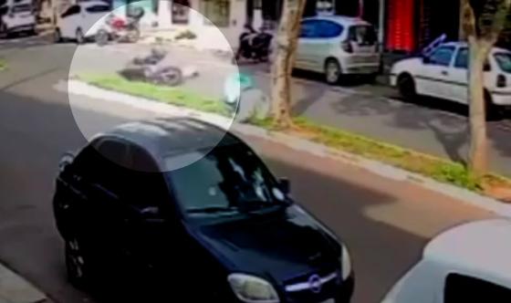 Criança é atropelada por motociclista ao tentar atravessar avenida correndo