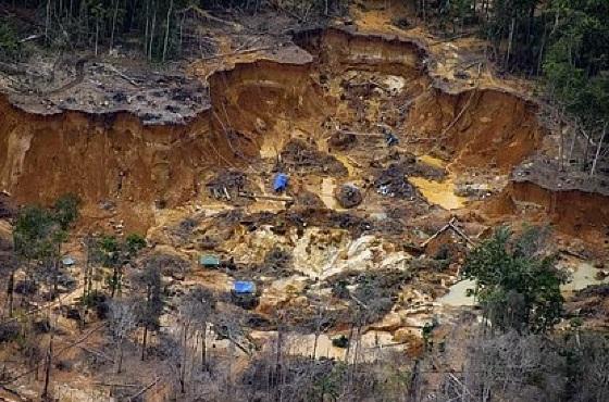 Canteiro de garimpo no Uraricoera, na Terra Indígena Yanomami.