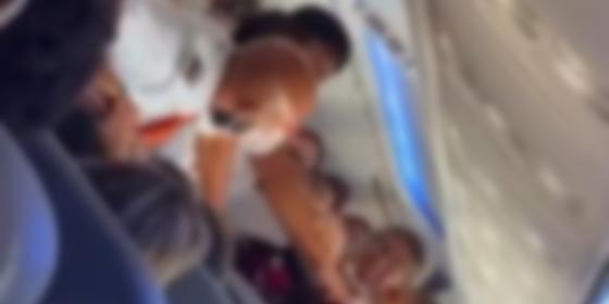 Uma briga entre passageiros de um voo que saía de Salvador com destino a São Paulo viralizou nas redes sociais na quinta-feira (2).