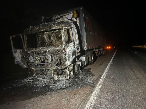 Incêndio destrói  cavalo mecânico de carreta em Santo Antônio do Leverger.