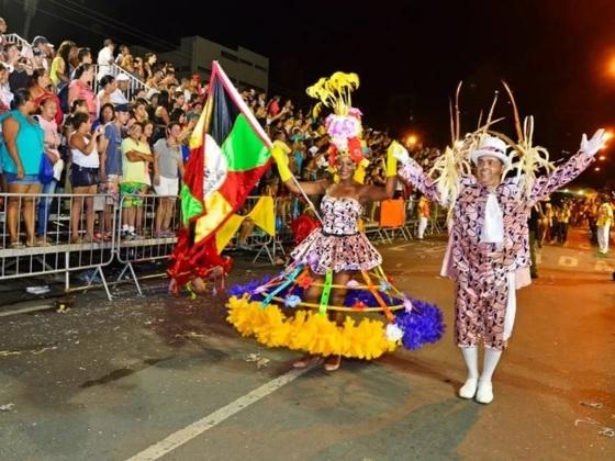 Baixada cuiabana retoma festa carnavalesca após dois anos de pandemia da Covid.