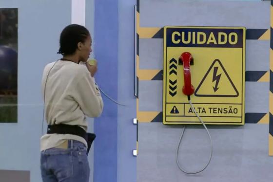 Tina atende o Big Fone do 'BBB 23