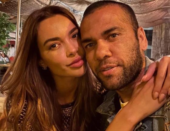 Joana Sanz, mulher de Daniel Alves, 39, visitou o jogador de futebol na prisão no último domingo (5)