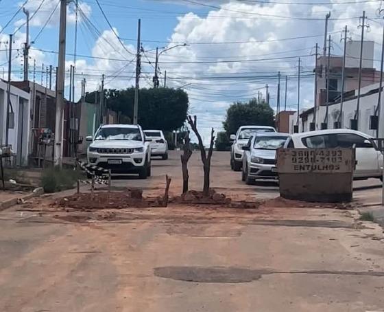 Segundo ela, os veículos não conseguem passar e os moradores estão tendo que dar a volta na quadra para conseguirem entrar e sair de casa