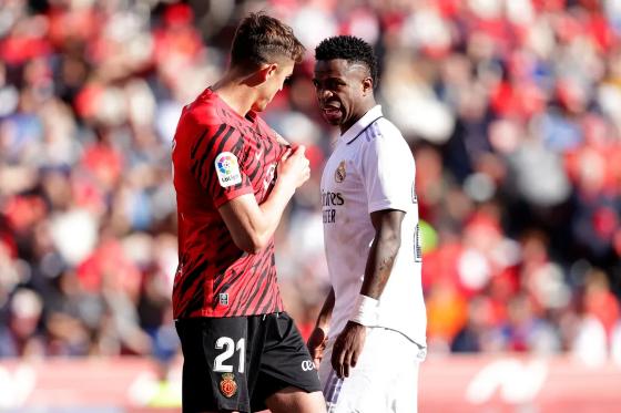 TV flagra Vinicius Junior sendo chamado de macaco em duelo contra o Mallorca