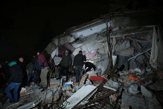 Terremoto deixa mais de 1.200 mortos e milhares de feridos na Turquia e na Síria