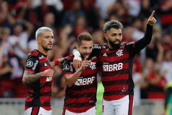 Jogadores do Flamengo terão de cobrir marcas até das caixas de som no Mundial