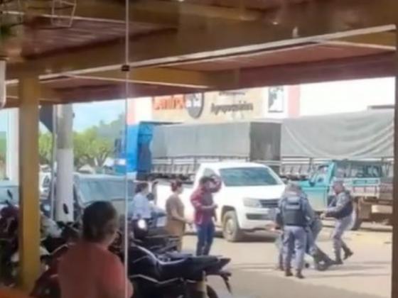 Com distúrbios mentais, homem tenta agredir funcionários de um comércio e acaba contido pela PM