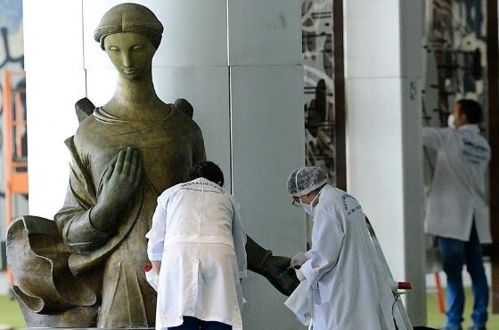 Escultura "Anjo" em bronze fundido, de Alfredo Ceschiatti, localizada no Salão Verde da Câmara dos Deputados, é avaliada depois dos atos de vandalismo do dia 8 de janeiro de 2023