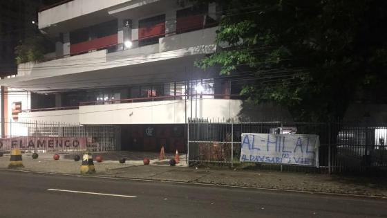 Torcedores do Vasco provocam Flamengo com faixa do Al Hilal na sede rubro-negra