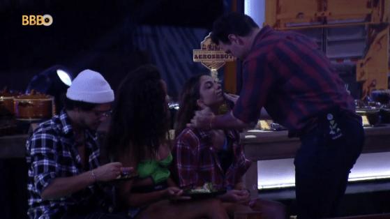 Key reclama da proximidade de Larissa com Gustavo em festa do BBB 23