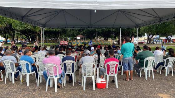 Garimpeiros fazem reunião esvaziada e xingam imprensa