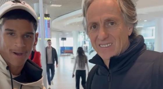 Luva de Pedreiro encontra Jorge Jesus em aeroporto e questiona sobre retorno do técnico ao Flamengo.