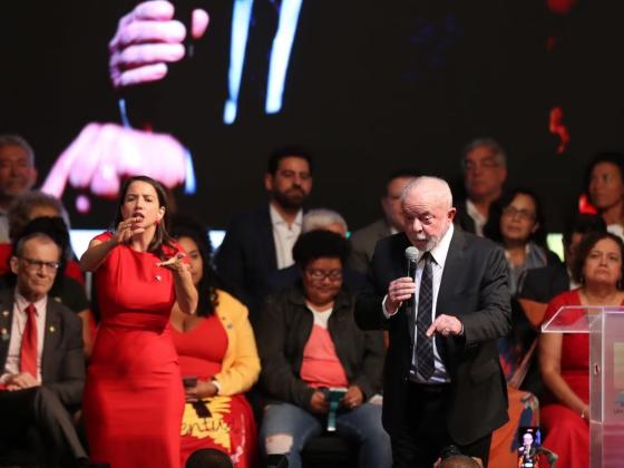 Lula chama Bolsonaro de genocida, enaltece PT e agradece Dirceu em festa do partido