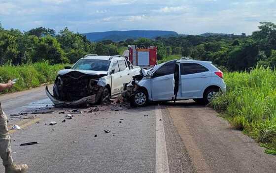 Menor morre e pais ficam feridos em acidente entre carro e caminhonete na BR-070.