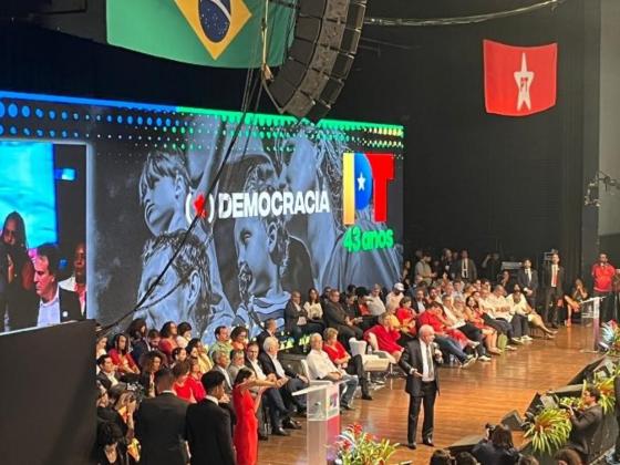 Lula chora em festa do PT e fala que voltou para governar de seu jeito