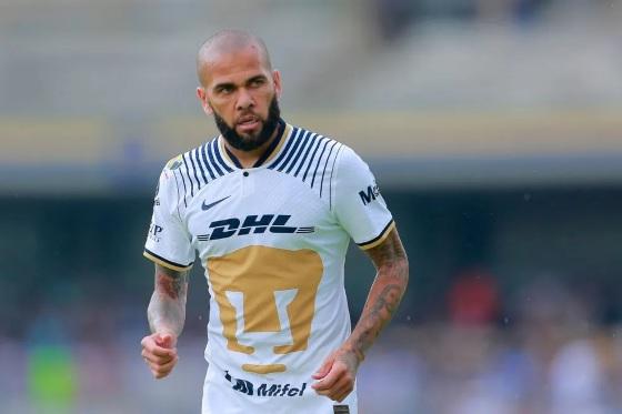 Daniel Alves em ação com a camisa do Pumas, do México.