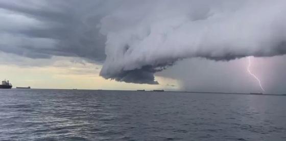 Raio é filmado em cúmulo-nimbo antes de tempestade atingir as cidades da Baixada Santista.