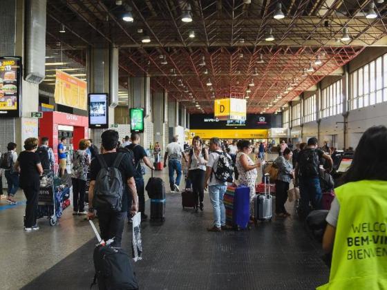 O esquema de aluguel de crianças no aeroporto internacional de SP