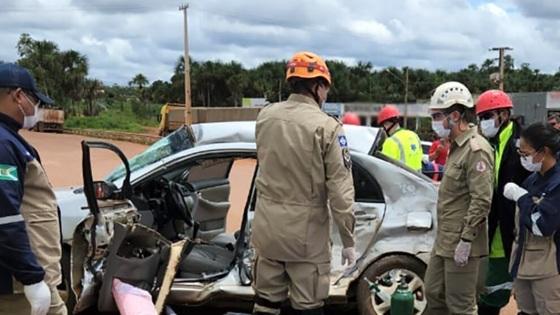 Motorista de Corolla morre em colisão com caminhão na BR-163