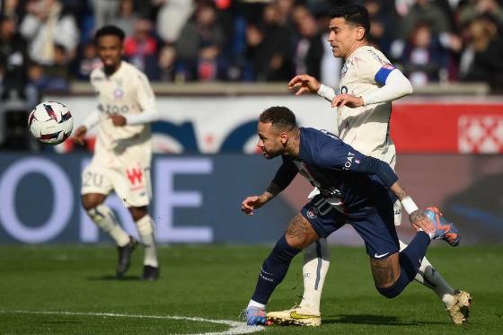 Neymar torce tornozelo direito em dividida e deixa campo chorando
