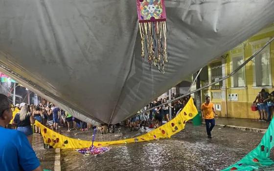 Tenda cai durante festa de carnaval e deixa criança de quatro anos ferida