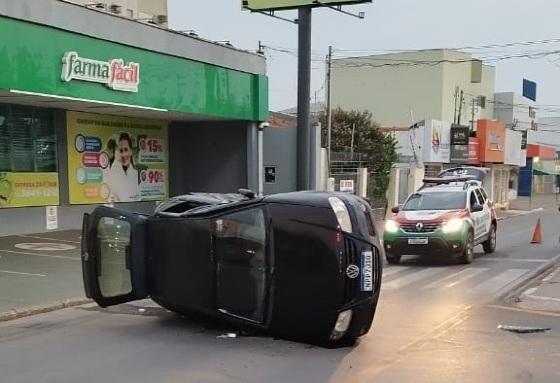 Carro capota após motorista furar sinal em avenida de VG