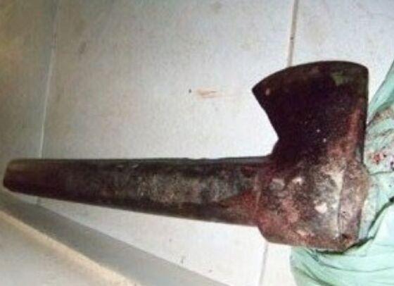 Homem encontra amigo morto com machado fincado na cabeça em residência de Cuiabá.