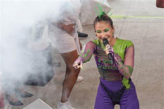 Claudia Leitte desfila sob chuva em Salvador