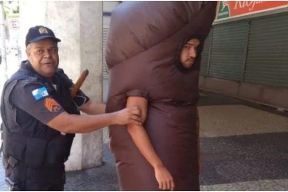 Homem com fantasia de “pinto” é detido pela PM 
