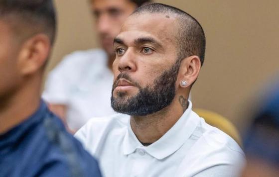 Justiça da Espanha concede liberdade provisória a Daniel Alves sob fiança de 1 milhão de euros.