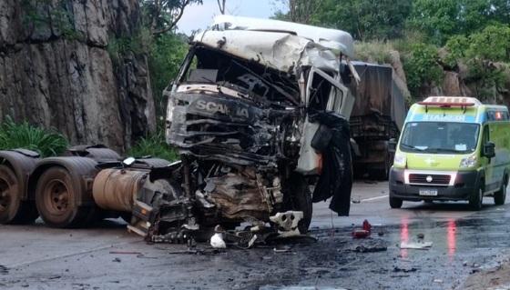 Carreta capota e motorista morre na hora na Serra de São Vicente 