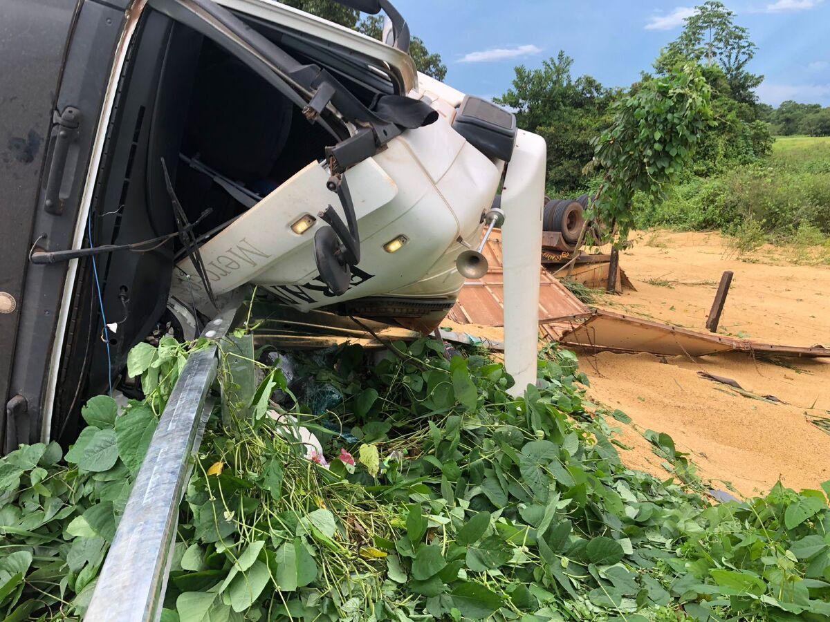 Homem Morre Preso às Ferragens De Carreta E Mulher é Arremessada De ...