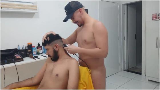 Barbearia naturista tem funcionários e clientes completamente nus em Fortaleza
