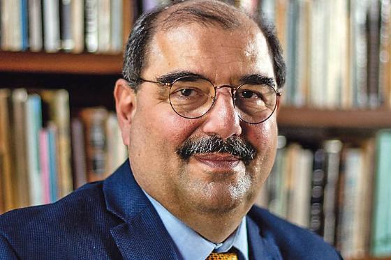 'Liberar ensino a distância para faculdade presencial é ruim', diz presidente do conselho de educação