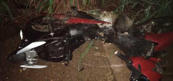 Motociclista pula canteiro, é atingido por veículo e levado em estado grave ao PS/VG