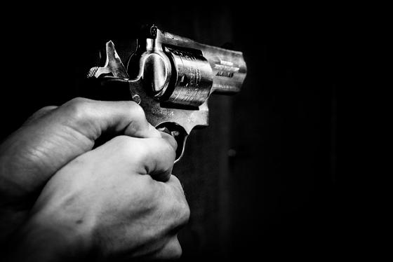 Homem se irrita por criança autista apertar buzina e mata pai do menino