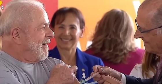 O presidente Lula foi vacinado com a quinta dose contra a Covid pelo vice-presidente Geraldo Alckmin.